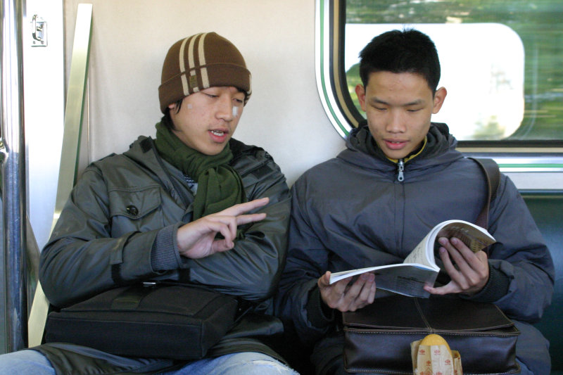 台灣鐵路旅遊攝影電車-區間車交談的旅客2005攝影照片505