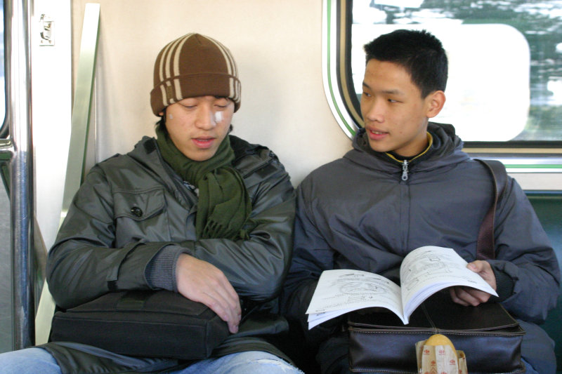 台灣鐵路旅遊攝影電車-區間車交談的旅客2005攝影照片506