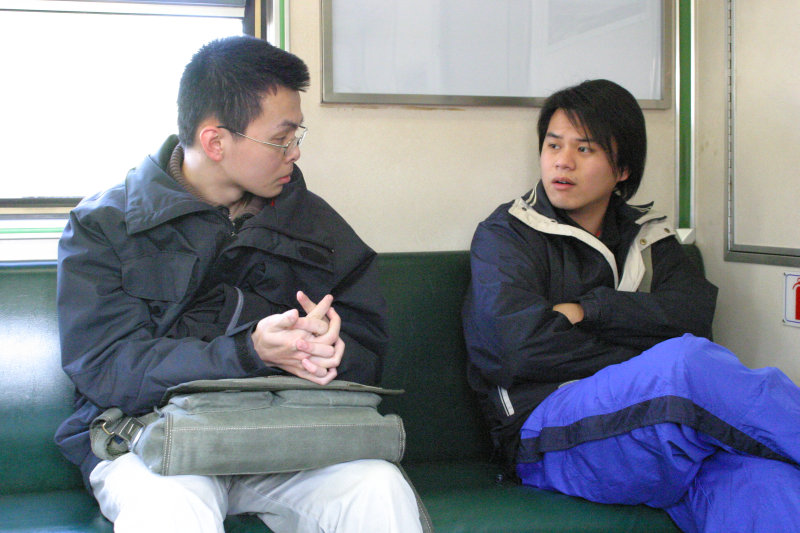 台灣鐵路旅遊攝影電車-區間車交談的旅客2005攝影照片509