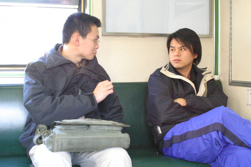 台灣鐵路旅遊攝影電車-區間車交談的旅客2005攝影照片511
