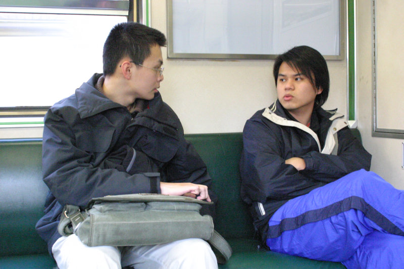 台灣鐵路旅遊攝影電車-區間車交談的旅客2005攝影照片512