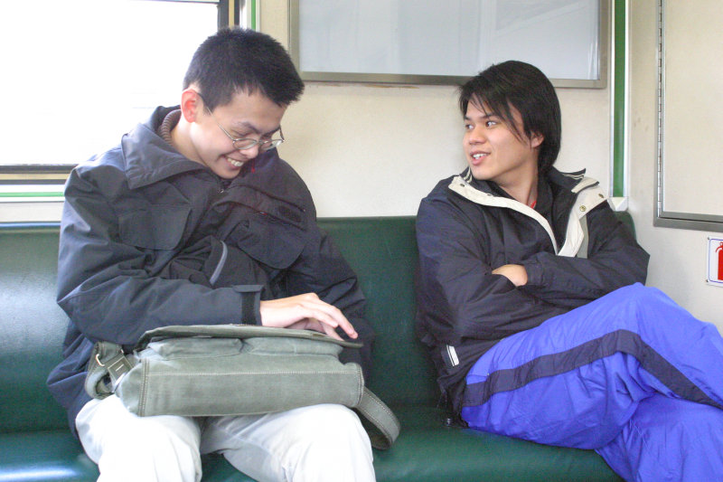 台灣鐵路旅遊攝影電車-區間車交談的旅客2005攝影照片514