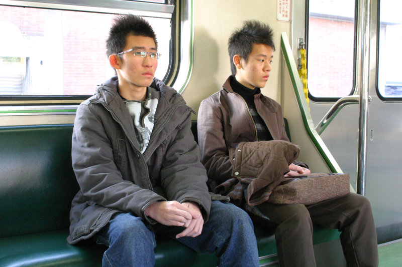 台灣鐵路旅遊攝影電車-區間車交談的旅客2005攝影照片515