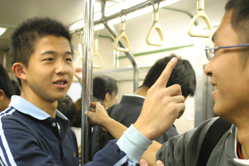 台灣鐵路旅遊攝影電車-區間車交談的旅客2005攝影照片516