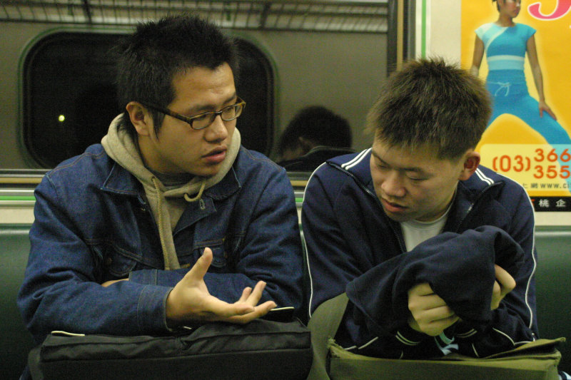 台灣鐵路旅遊攝影電車-區間車交談的旅客2005攝影照片517