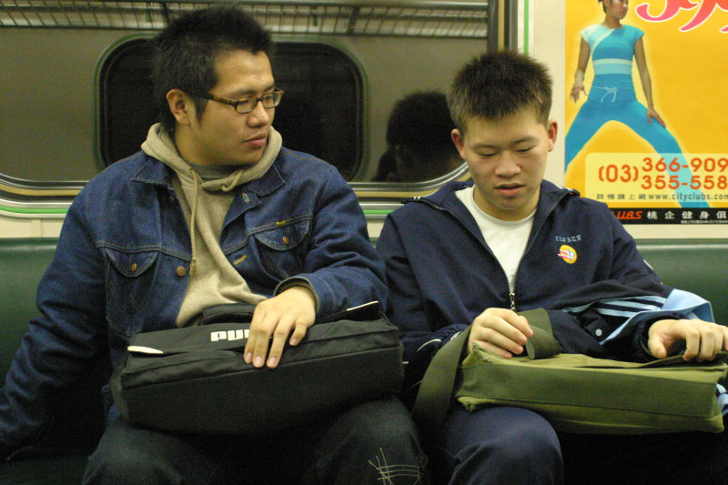 台灣鐵路旅遊攝影電車-區間車交談的旅客2005攝影照片518