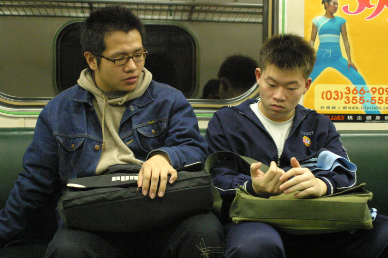 台灣鐵路旅遊攝影電車-區間車交談的旅客2005攝影照片519