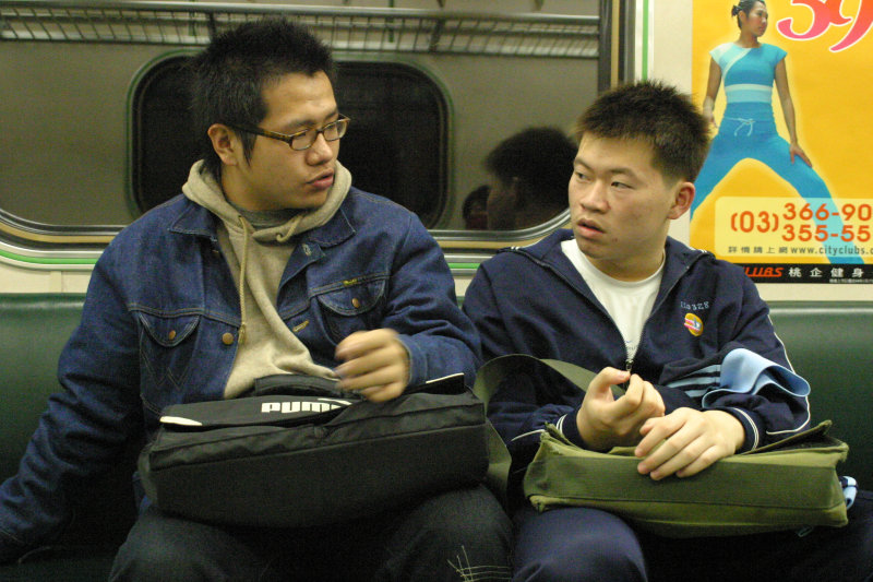 台灣鐵路旅遊攝影電車-區間車交談的旅客2005攝影照片520