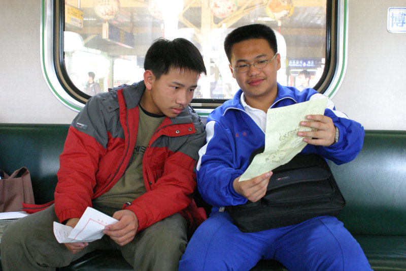 台灣鐵路旅遊攝影電車-區間車交談的旅客2005攝影照片521