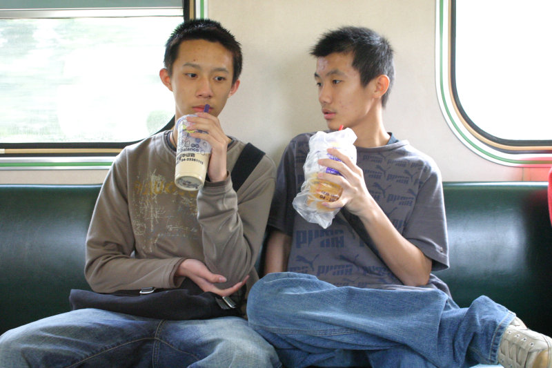 台灣鐵路旅遊攝影電車-區間車交談的旅客2005攝影照片524