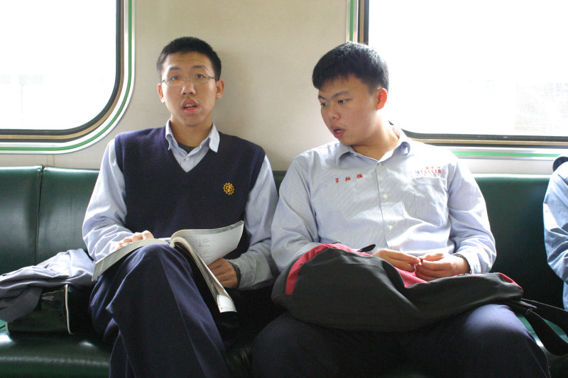 台灣鐵路旅遊攝影電車-區間車交談的旅客2005攝影照片525