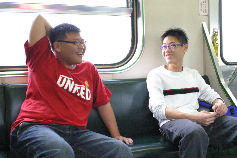 台灣鐵路旅遊攝影電車-區間車交談的旅客2005攝影照片526