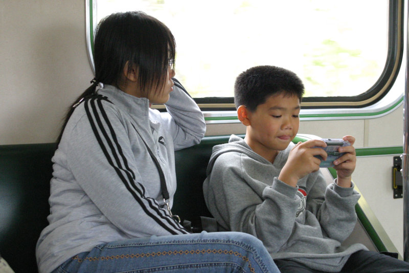 台灣鐵路旅遊攝影電車-區間車交談的旅客2005攝影照片527