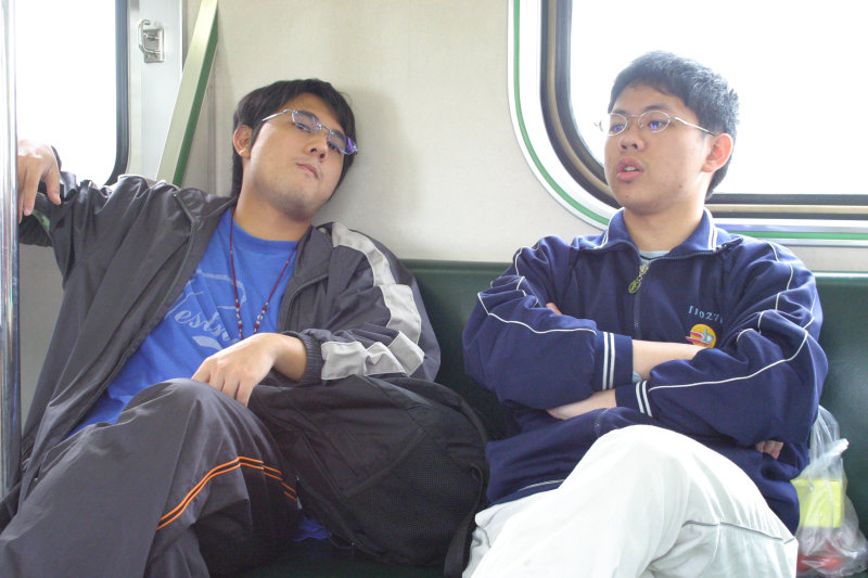 台灣鐵路旅遊攝影電車-區間車交談的旅客2005攝影照片528