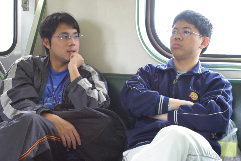 台灣鐵路旅遊攝影電車-區間車交談的旅客2005攝影照片530