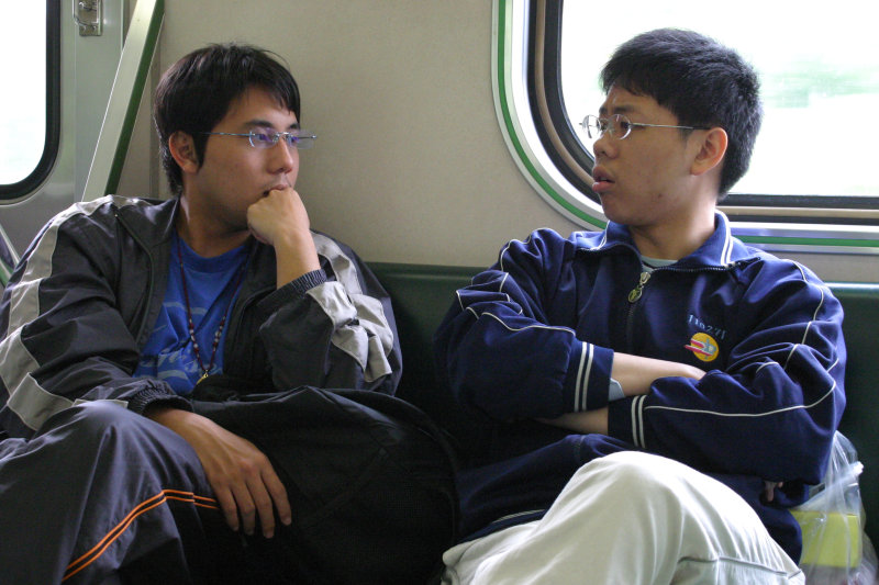 台灣鐵路旅遊攝影電車-區間車交談的旅客2005攝影照片531