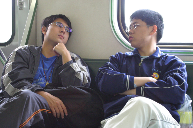 台灣鐵路旅遊攝影電車-區間車交談的旅客2005攝影照片532