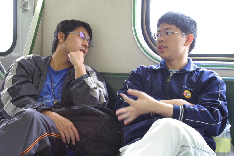 台灣鐵路旅遊攝影電車-區間車交談的旅客2005攝影照片534