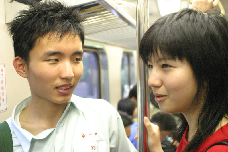 台灣鐵路旅遊攝影電車-區間車交談的旅客2005攝影照片535