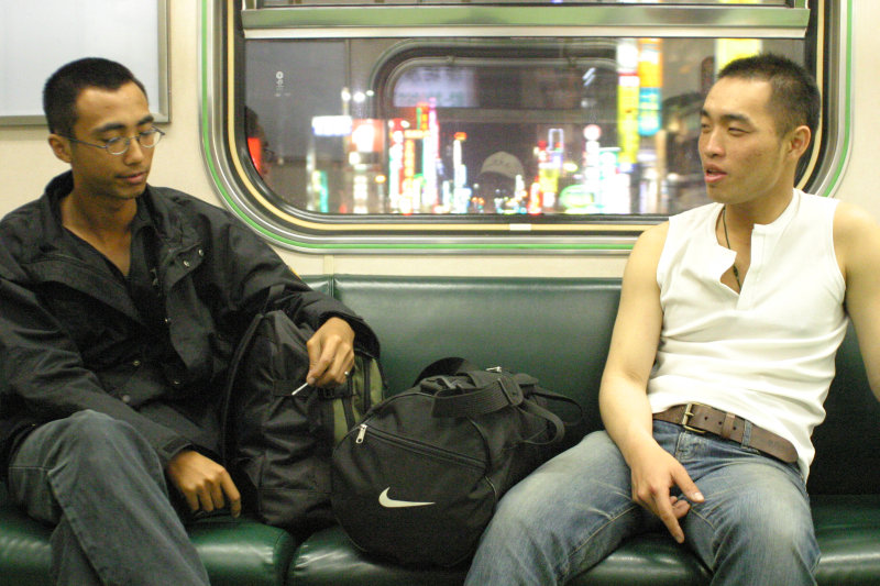 台灣鐵路旅遊攝影電車-區間車交談的旅客2005攝影照片537