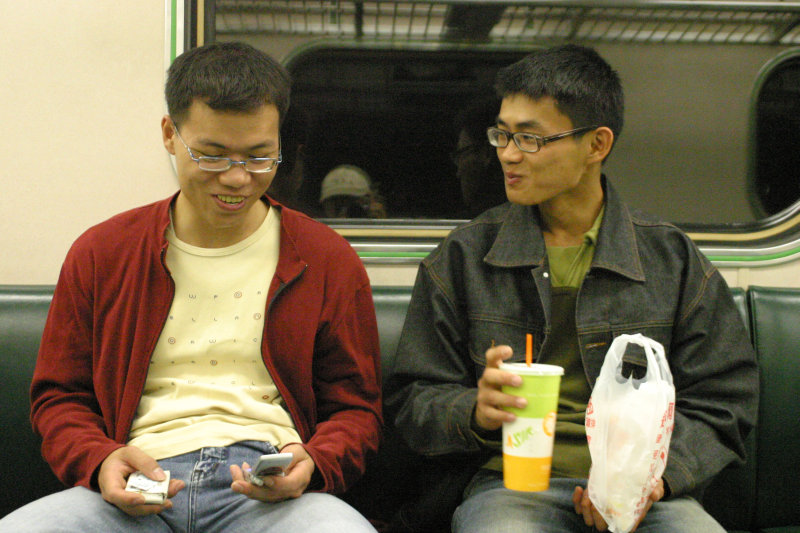 台灣鐵路旅遊攝影電車-區間車交談的旅客2005攝影照片539