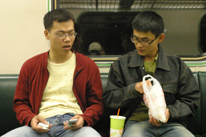 台灣鐵路旅遊攝影電車-區間車交談的旅客2005攝影照片540