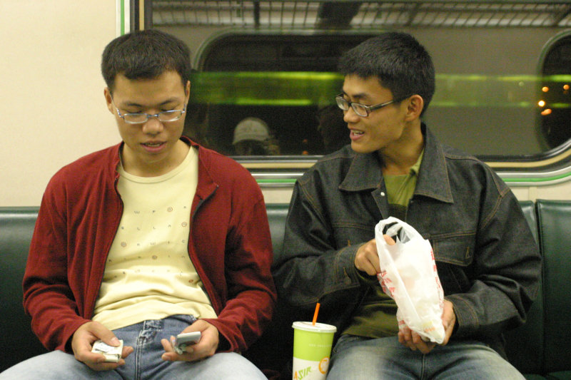 台灣鐵路旅遊攝影電車-區間車交談的旅客2005攝影照片541