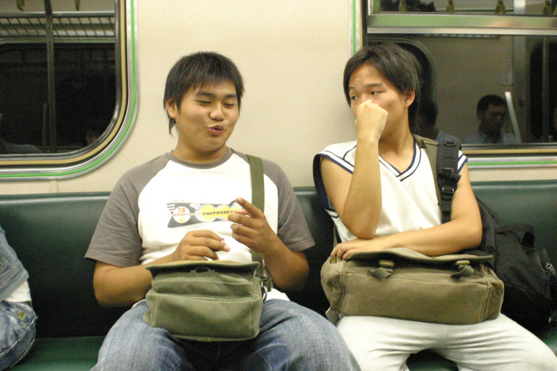 台灣鐵路旅遊攝影電車-區間車交談的旅客2005攝影照片542