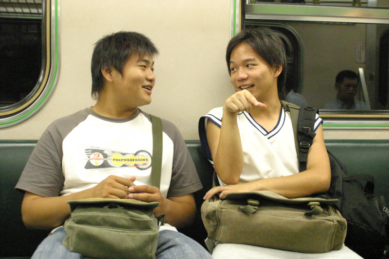 台灣鐵路旅遊攝影電車-區間車交談的旅客2005攝影照片543