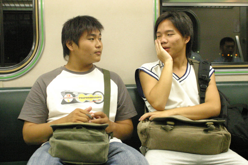 台灣鐵路旅遊攝影電車-區間車交談的旅客2005攝影照片544