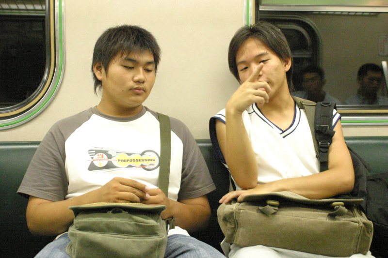 台灣鐵路旅遊攝影電車-區間車交談的旅客2005攝影照片545