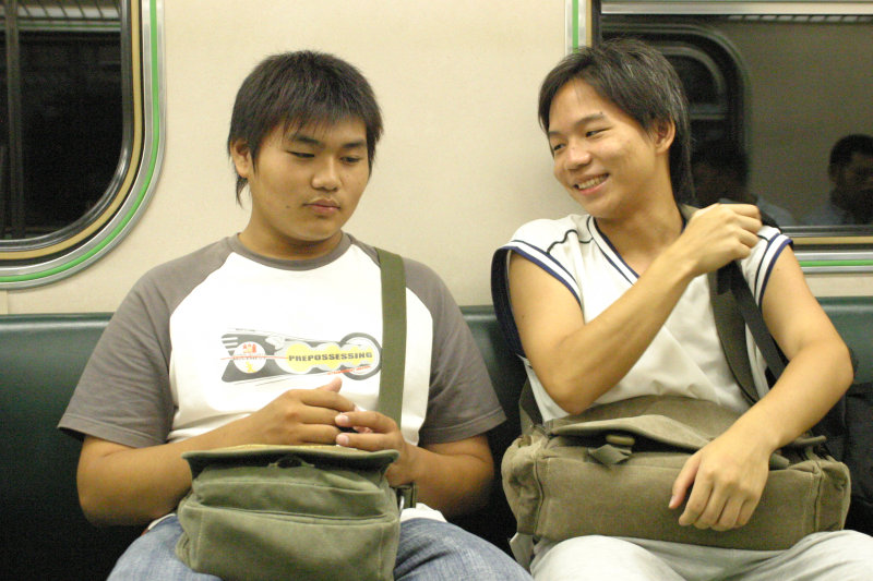 台灣鐵路旅遊攝影電車-區間車交談的旅客2005攝影照片547