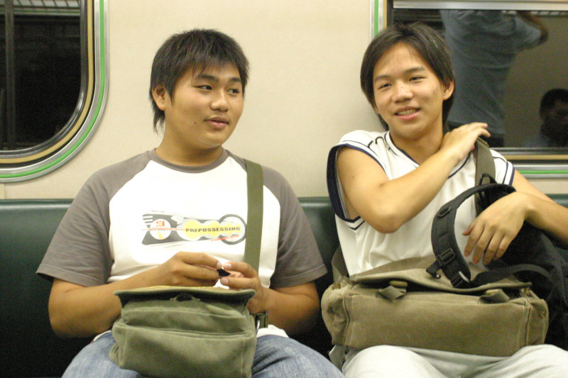 台灣鐵路旅遊攝影電車-區間車交談的旅客2005攝影照片548