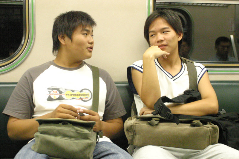 台灣鐵路旅遊攝影電車-區間車交談的旅客2005攝影照片549