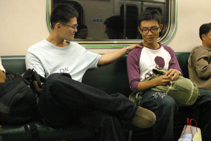 台灣鐵路旅遊攝影電車-區間車交談的旅客2005攝影照片550