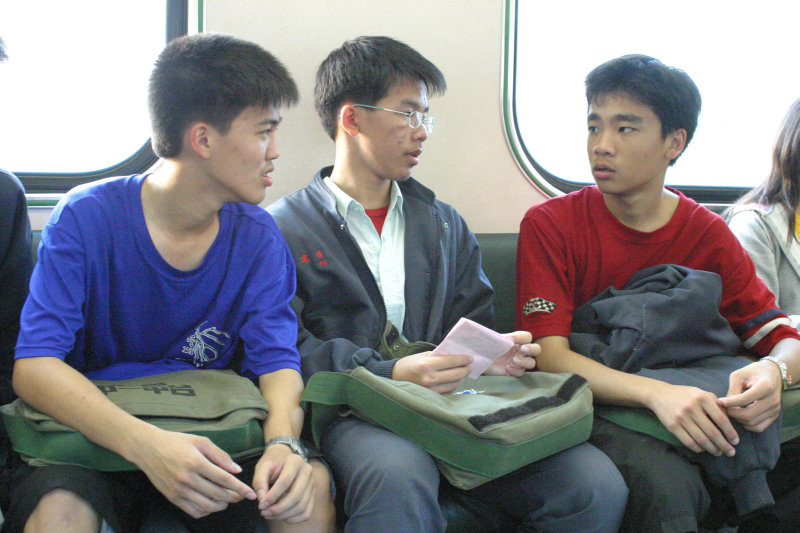 台灣鐵路旅遊攝影電車-區間車交談的旅客2005攝影照片552