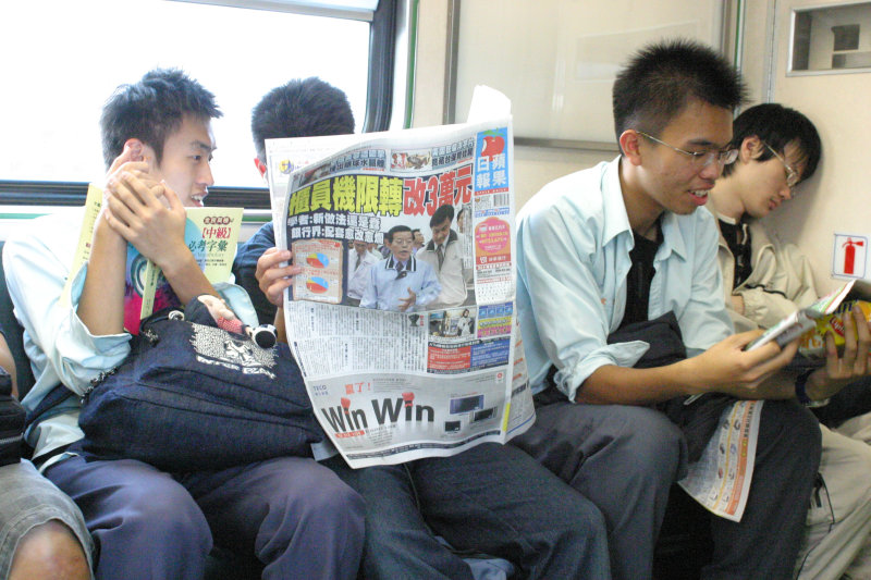 台灣鐵路旅遊攝影電車-區間車交談的旅客2005攝影照片555