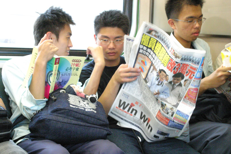 台灣鐵路旅遊攝影電車-區間車交談的旅客2005攝影照片556