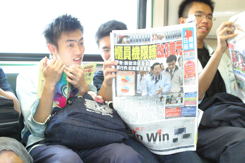 台灣鐵路旅遊攝影電車-區間車交談的旅客2005攝影照片557