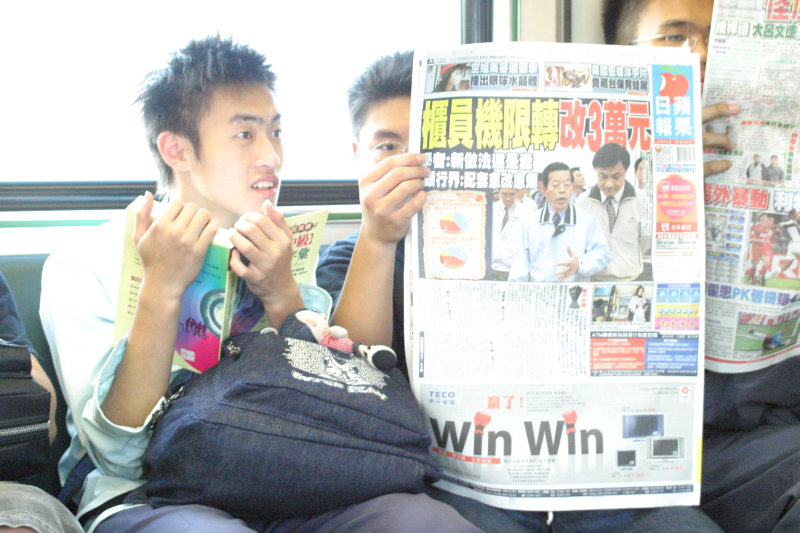 台灣鐵路旅遊攝影電車-區間車交談的旅客2005攝影照片558