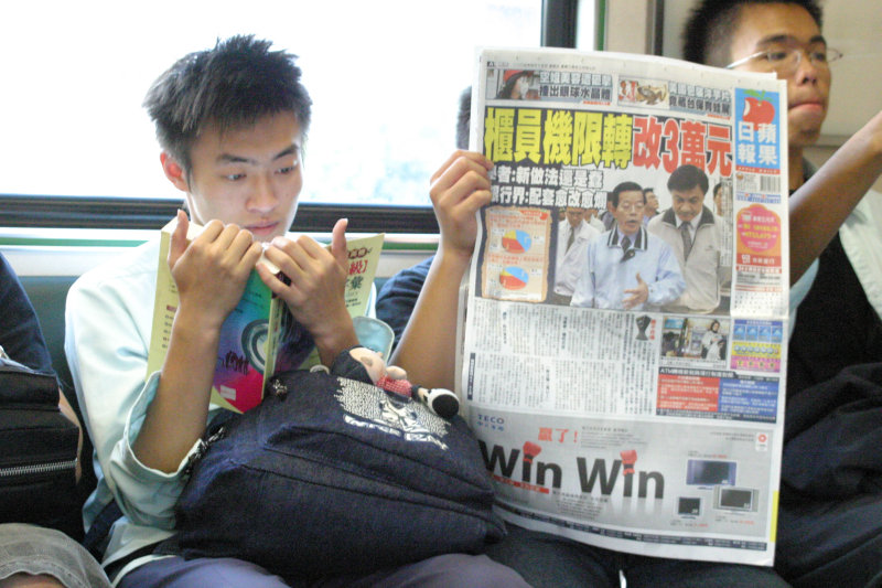 台灣鐵路旅遊攝影電車-區間車交談的旅客2005攝影照片559