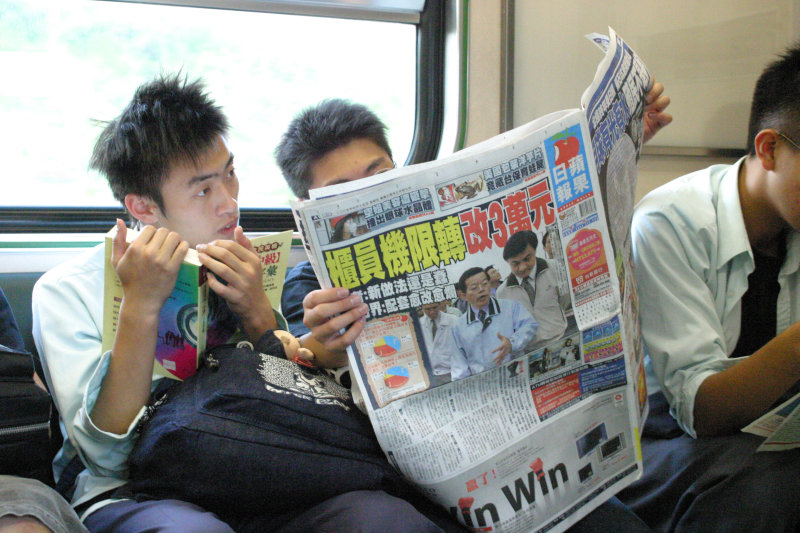 台灣鐵路旅遊攝影電車-區間車交談的旅客2005攝影照片560