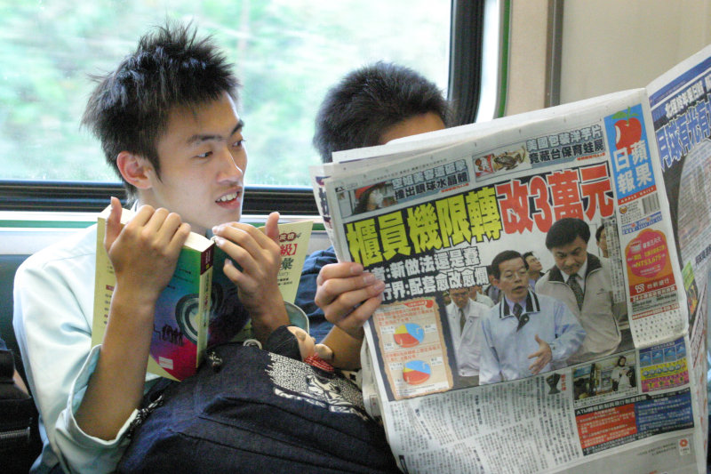 台灣鐵路旅遊攝影電車-區間車交談的旅客2005攝影照片561