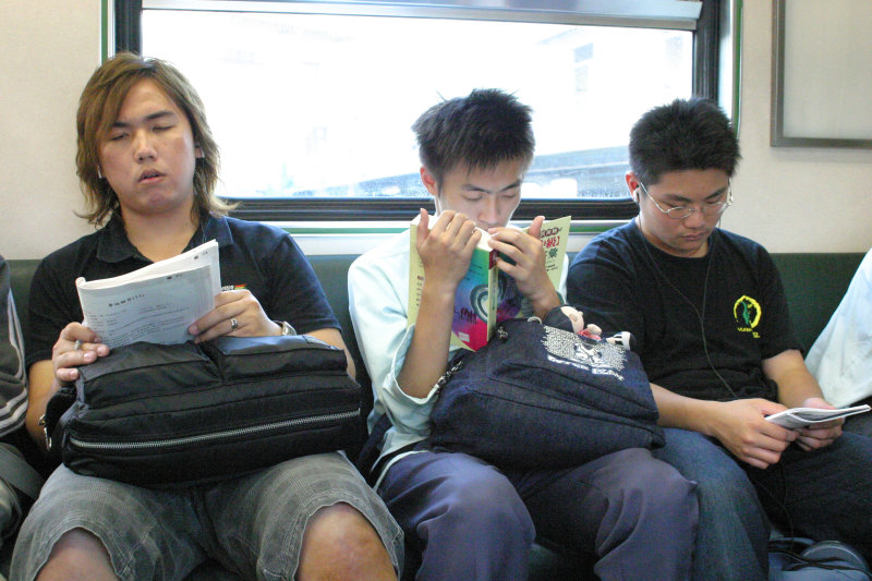 台灣鐵路旅遊攝影電車-區間車交談的旅客2005攝影照片562