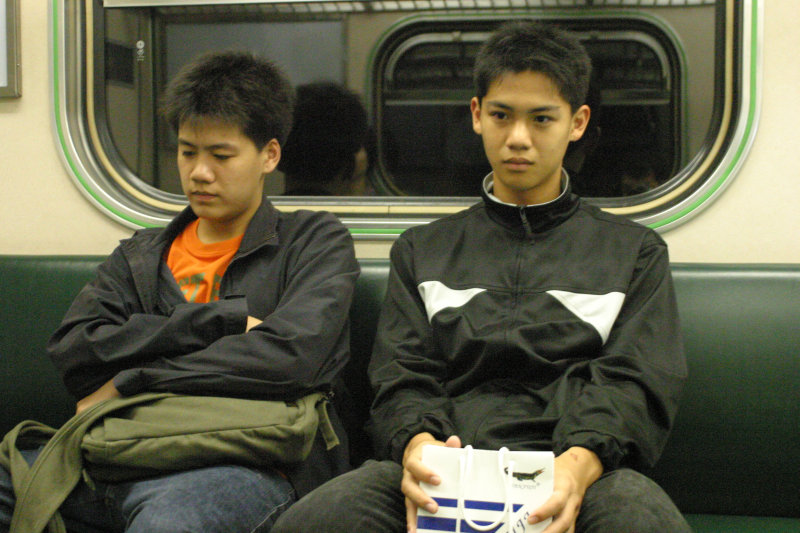 台灣鐵路旅遊攝影電車-區間車交談的旅客2005攝影照片566