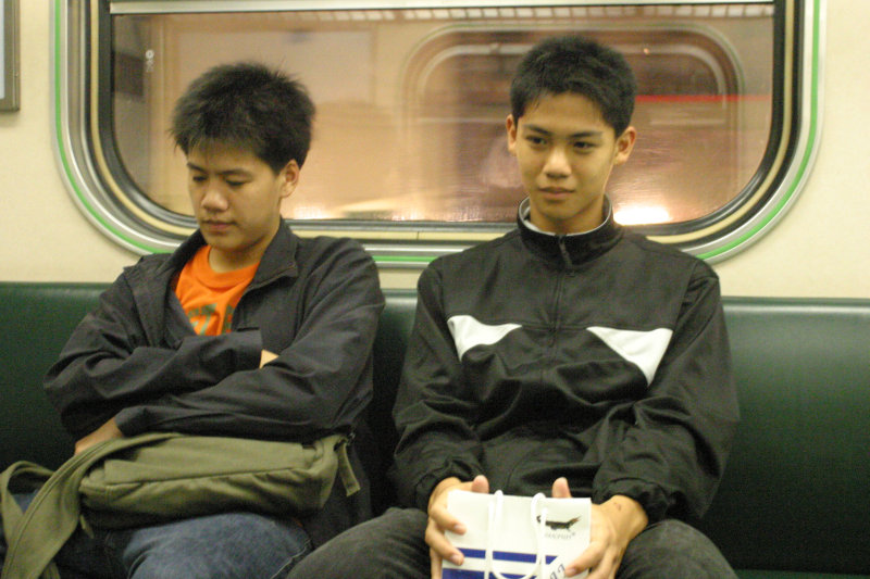 台灣鐵路旅遊攝影電車-區間車交談的旅客2005攝影照片568