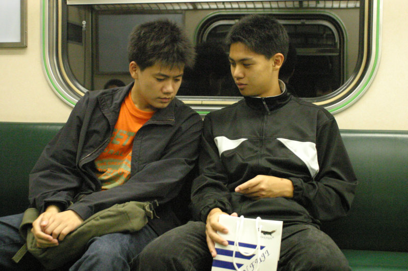 台灣鐵路旅遊攝影電車-區間車交談的旅客2005攝影照片569