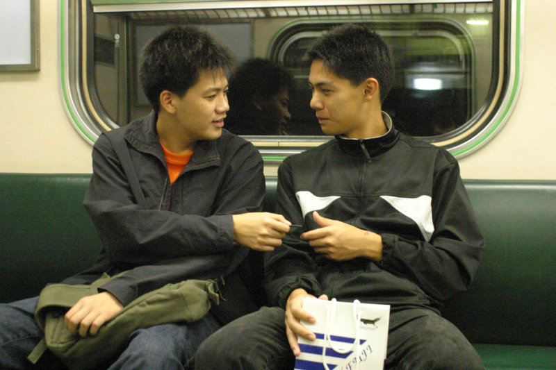 台灣鐵路旅遊攝影電車-區間車交談的旅客2005攝影照片570