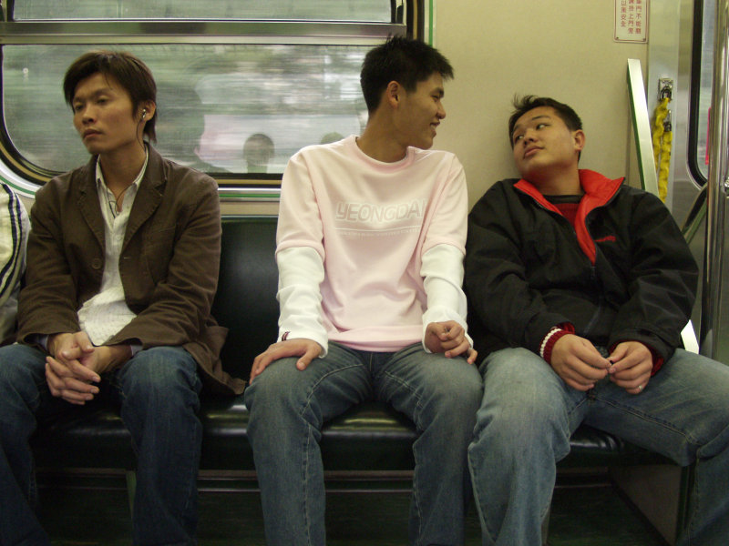 台灣鐵路旅遊攝影電車-區間車交談的旅客2005攝影照片575