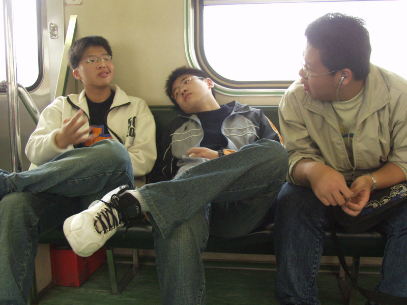 台灣鐵路旅遊攝影電車-區間車交談的旅客2005攝影照片586